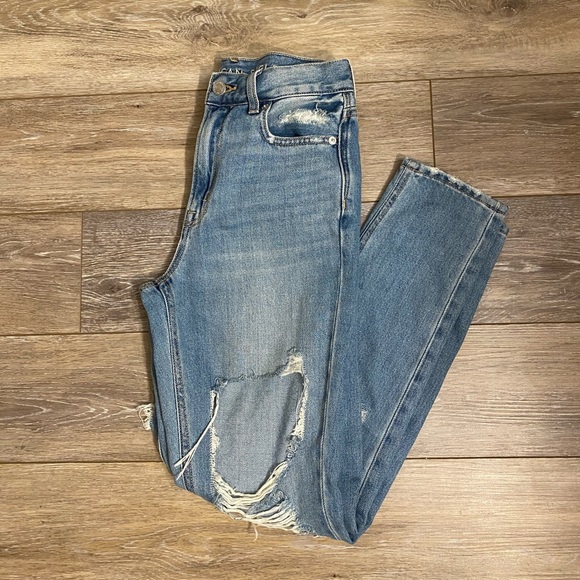 American Eagle Ripped Mom Jeans Sz 00